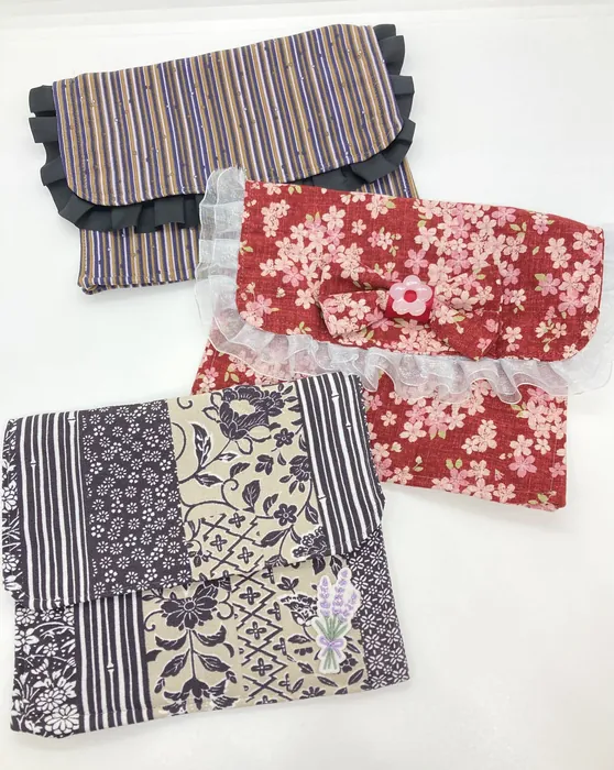 着物の端切れで作った小物入れ3点。縞柄、桜柄、紺の和柄