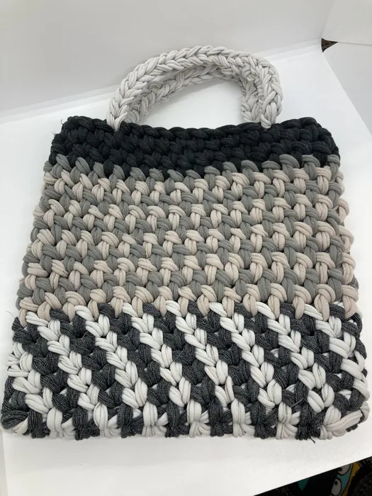 靴下の端切れを編んで作ったトートバッグ。黒・ベージュ・白のしま模様