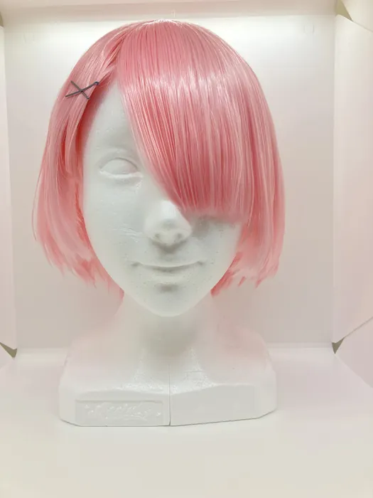 ピンクのコスプレ用ウィッグを正面から見たところ
